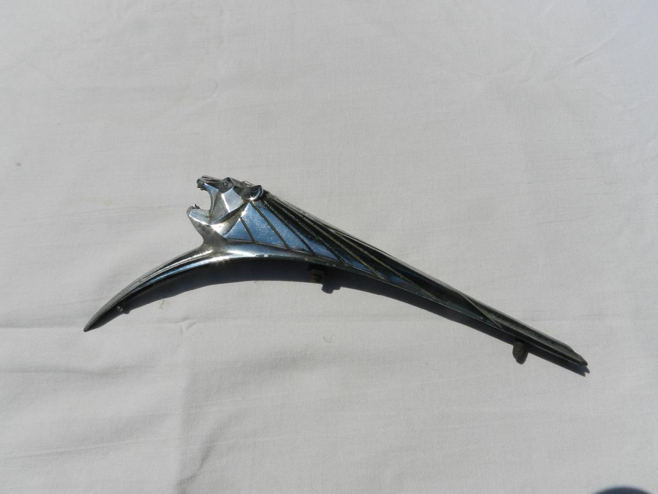 Garniture de capot Peugeot 203 LesAnciennes.com