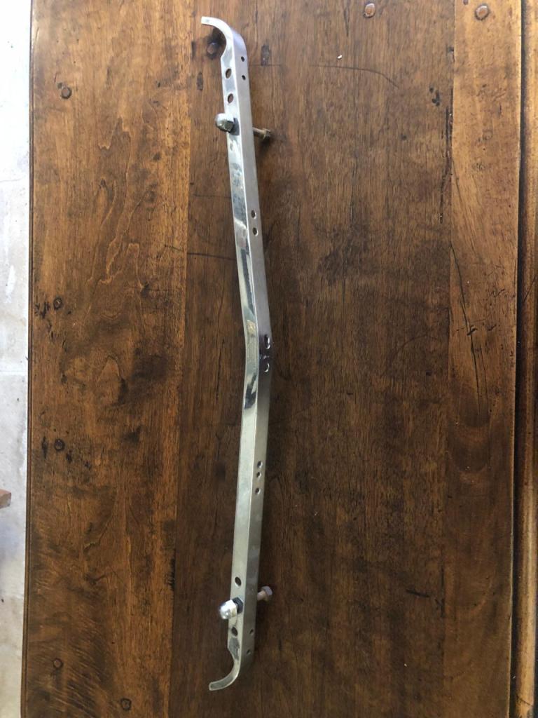 Barre support de badges de calandre LesAnciennes.com