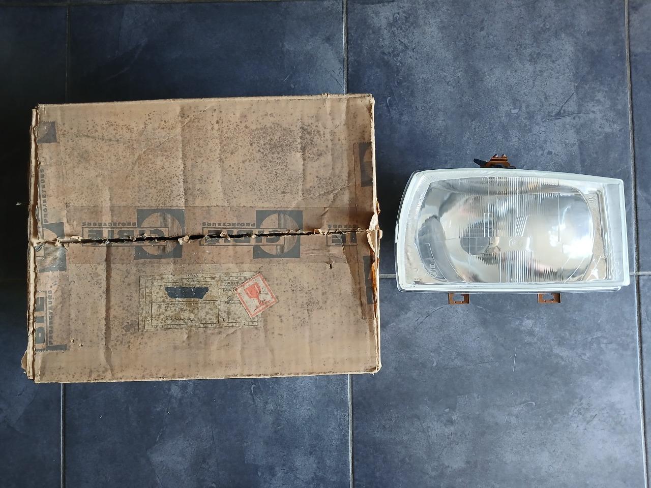 Phare droit cibié code européen PEUGEOT 304 LesAnciennes.com