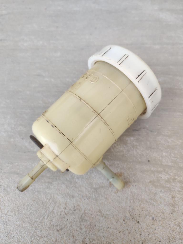 BOCAL LIQUIDE FREIN SIMCA 1000 LesAnciennes.com