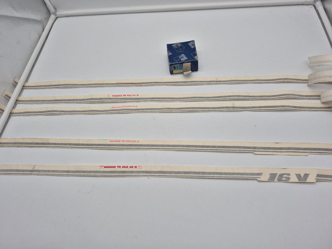 Bande décorative Gauche PEUGEOT 405 LesAnciennes.com