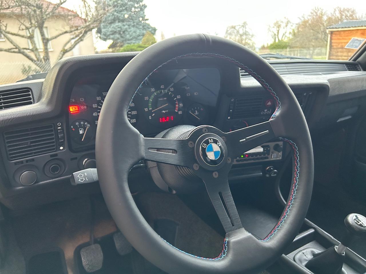 Volant 3 branches neuf BMW E10 / E21 LesAnciennes.com