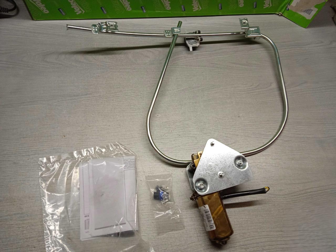 850339 LEVE-VITRE AVANT RENAULT CLIO Williams LesAnciennes.com