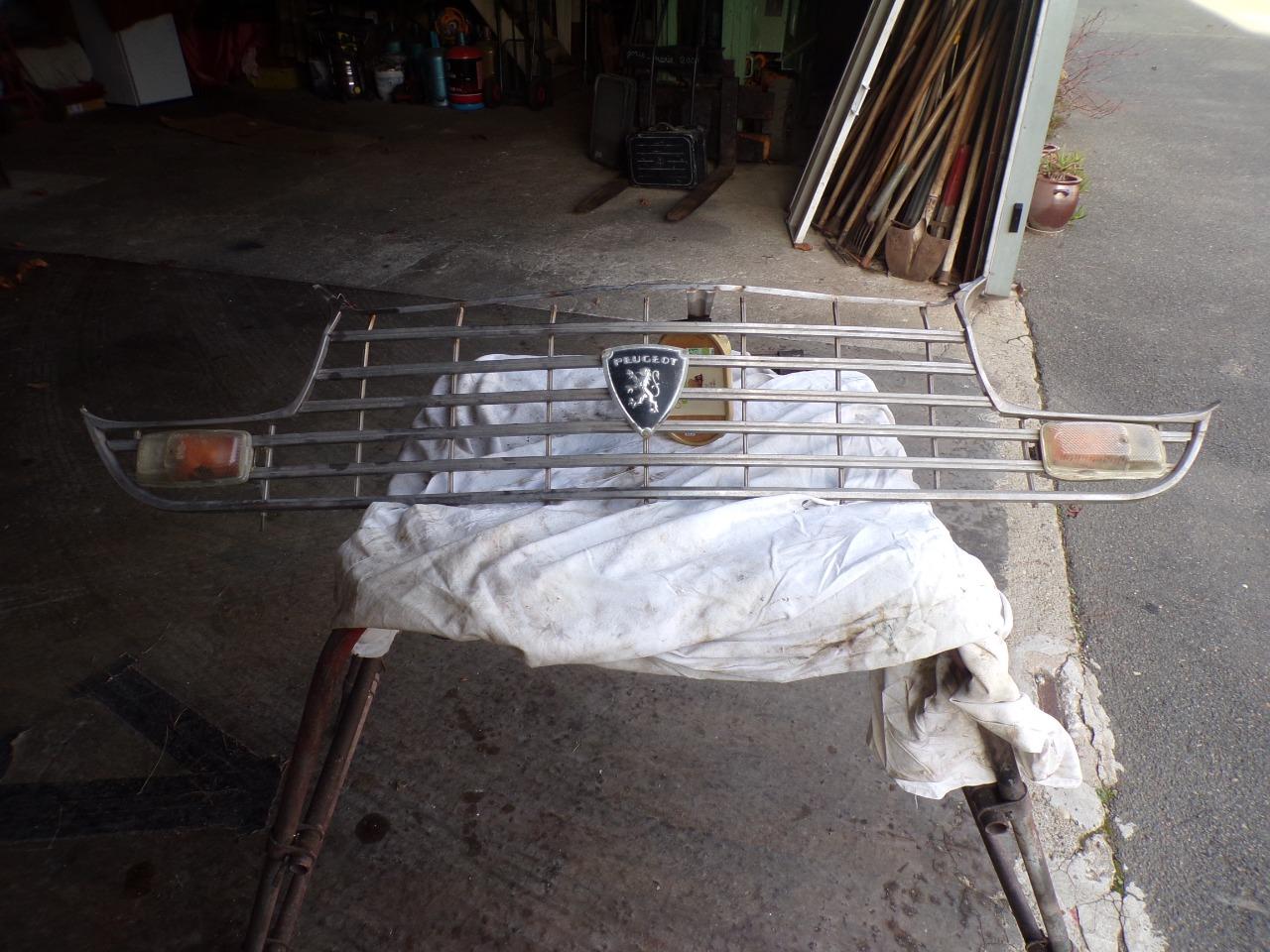 Calandre PEUGEOT 204 LesAnciennes.com