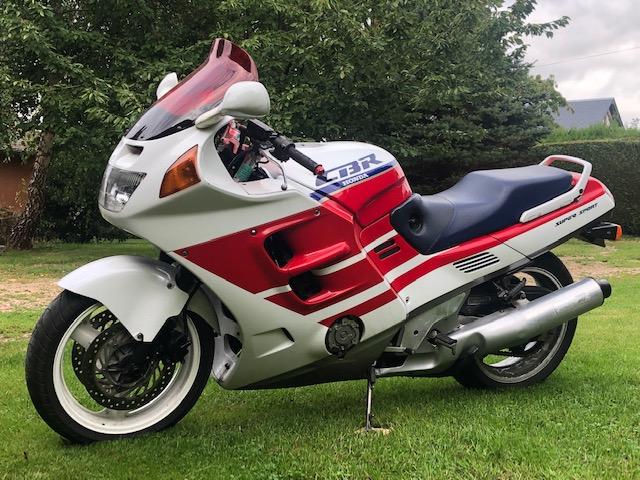 HONDA CBR 1000 F - 1990 LesAnciennes.com