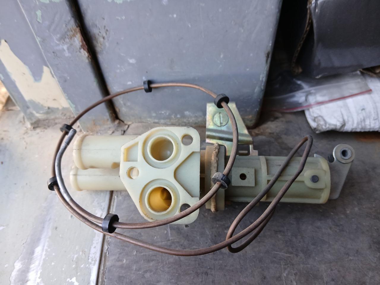 Robinet PEUGEOT 504 LesAnciennes.com