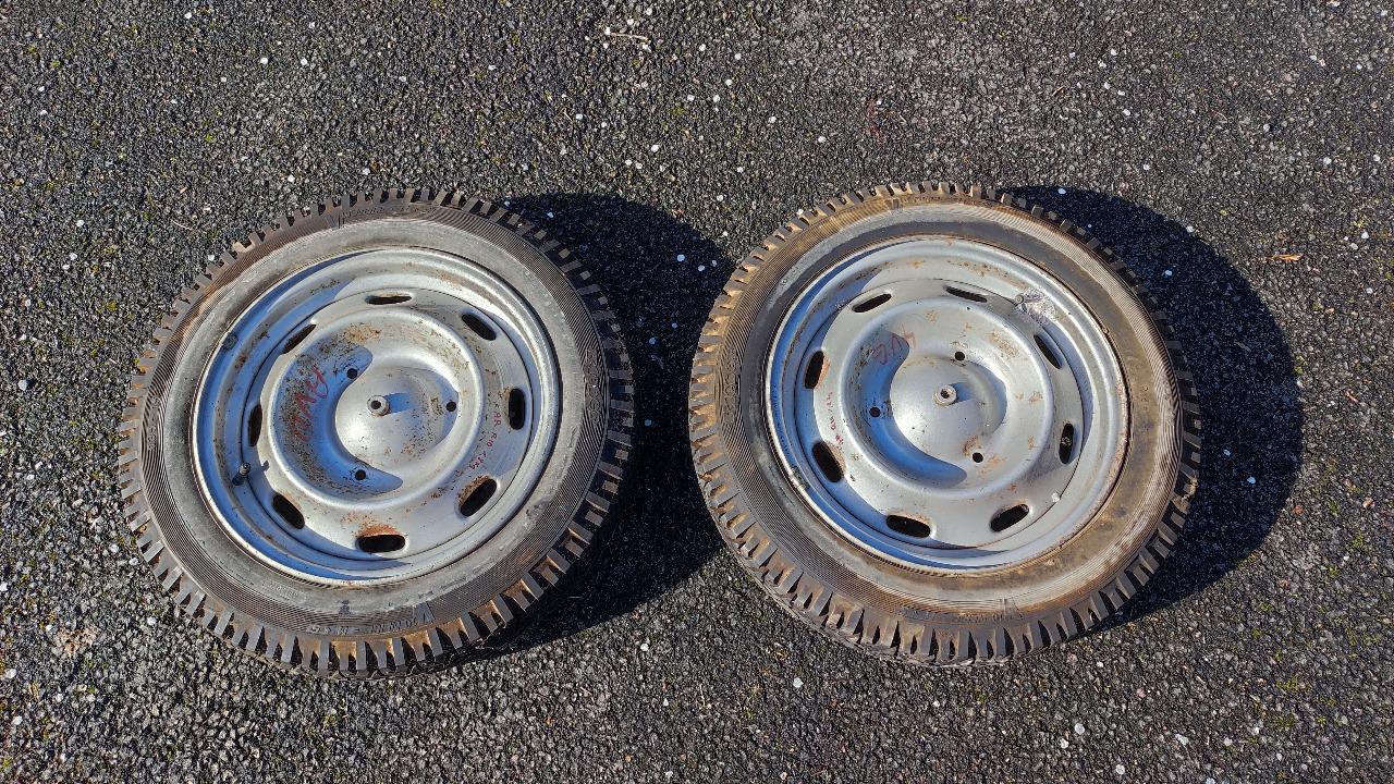 2 roues avec pneus neige 135-15 LesAnciennes.com
