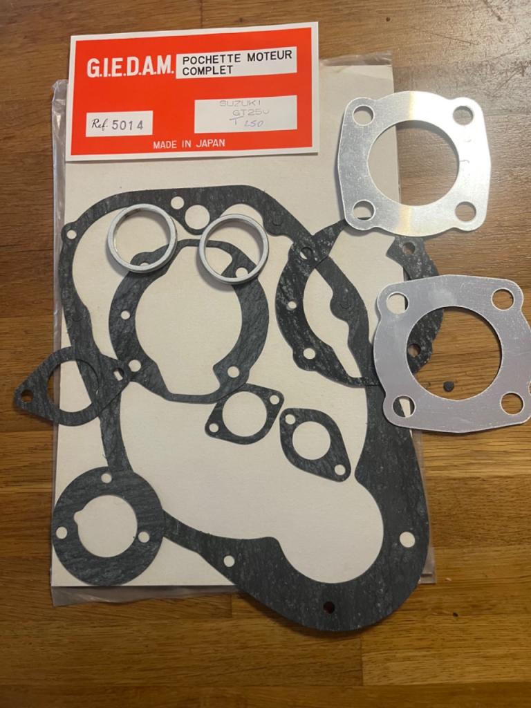 SUZUKI T 250 / GT 250 / T 350, pochette joints LesAnciennes.com