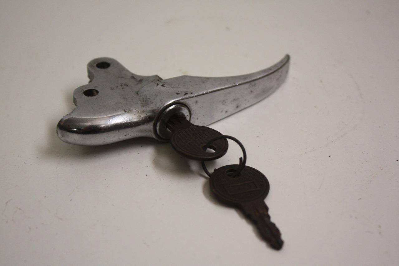 Poignée capot Chromée Antivol avec Clé Renault 4CV LesAnciennes.com