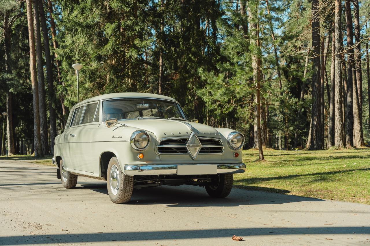 1957 Borgward Isabella Combi LesAnciennes.com