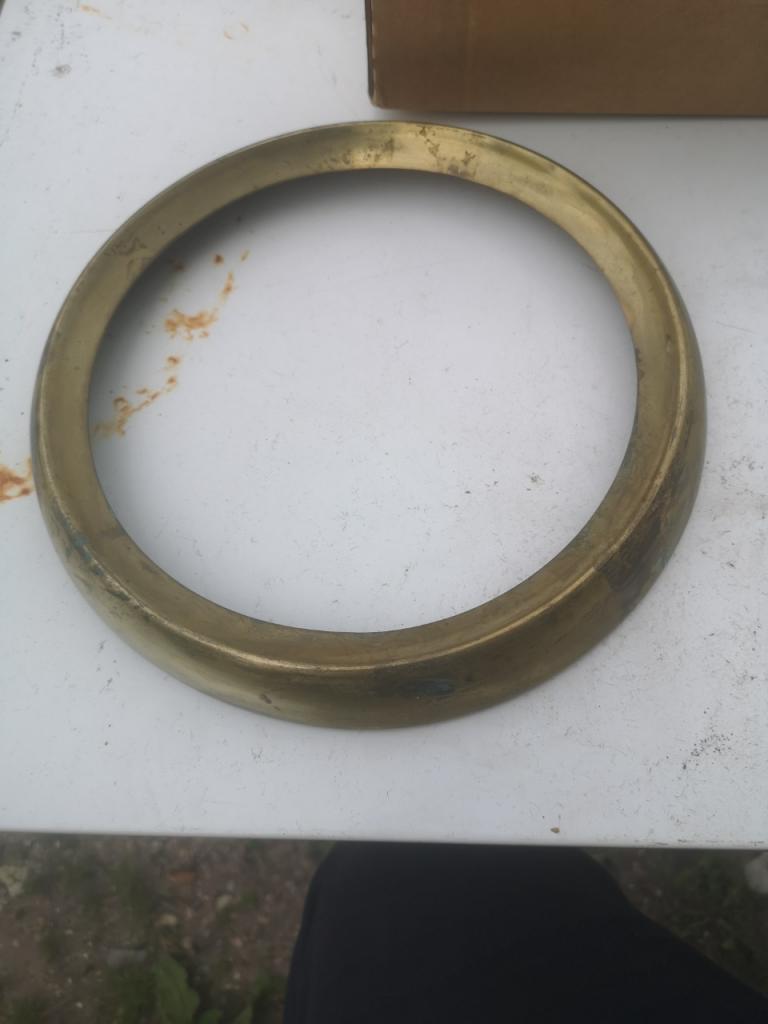 Pièces Divers paires enjoliveurs de phare (grand) LesAnciennes.com