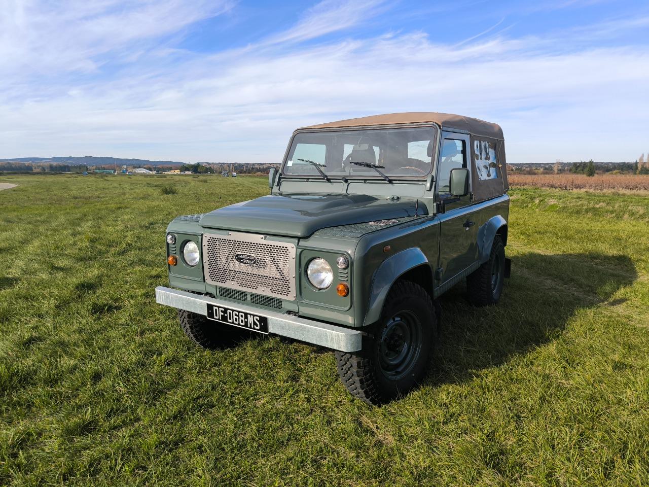 LAND ROVER Defender Baché TD4 LesAnciennes.com