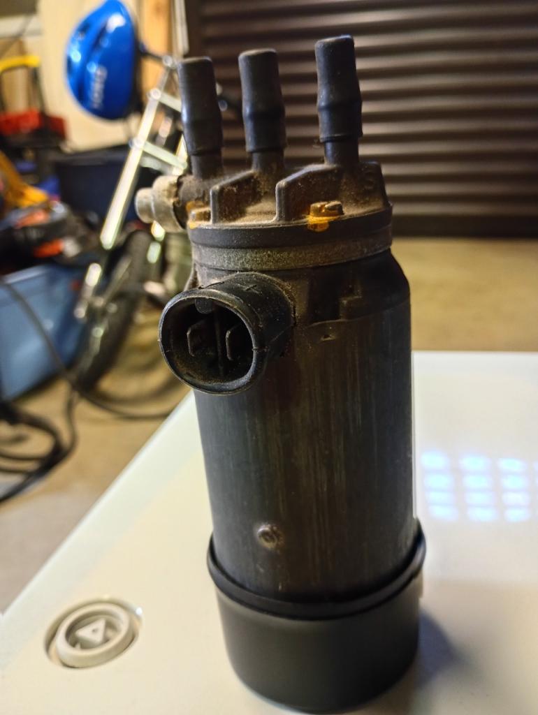 Pompe à essence PEUGEOT 504 injection LesAnciennes.com
