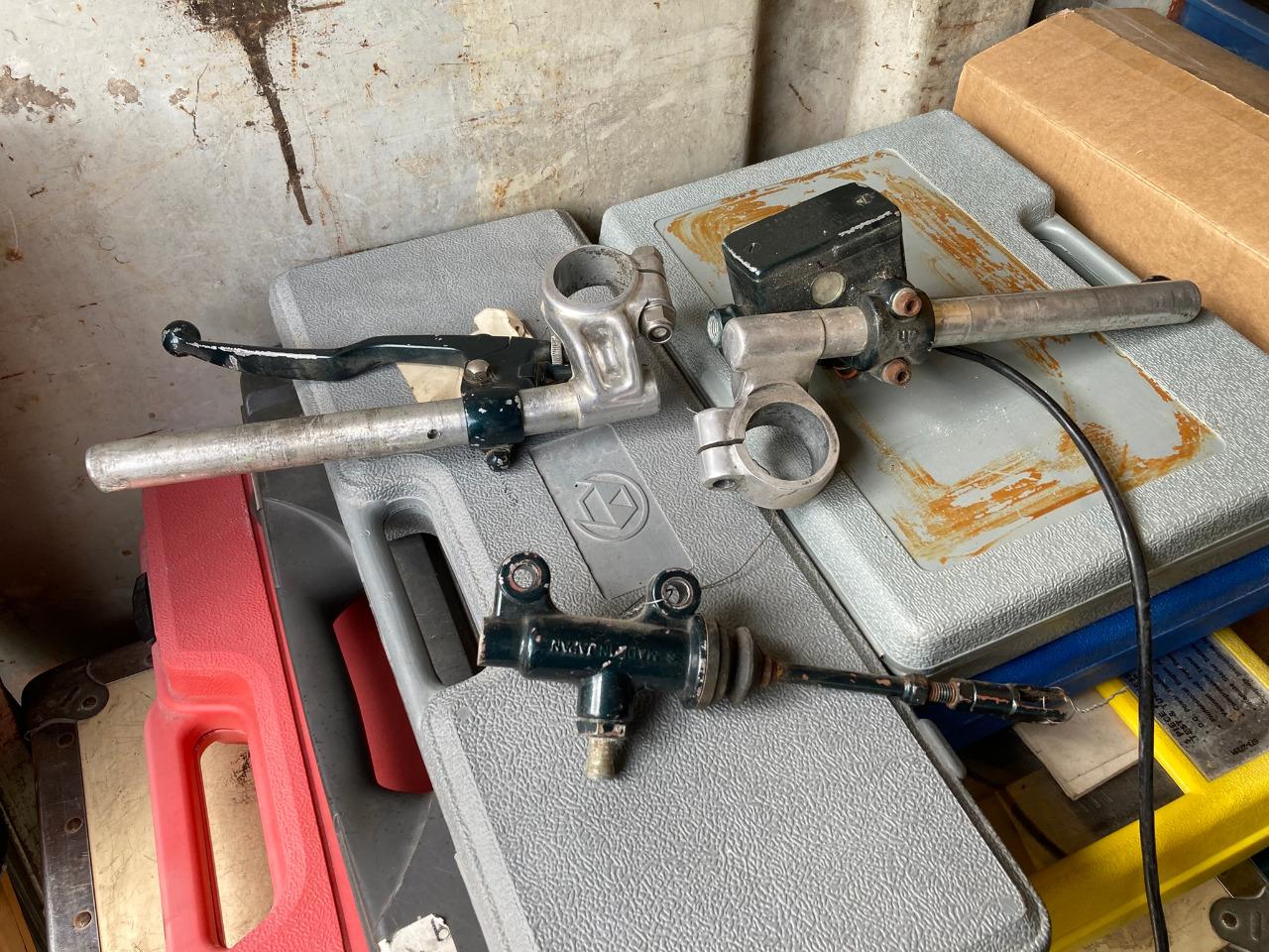 SUZUKI RG500 bracelets et freinage LesAnciennes.com