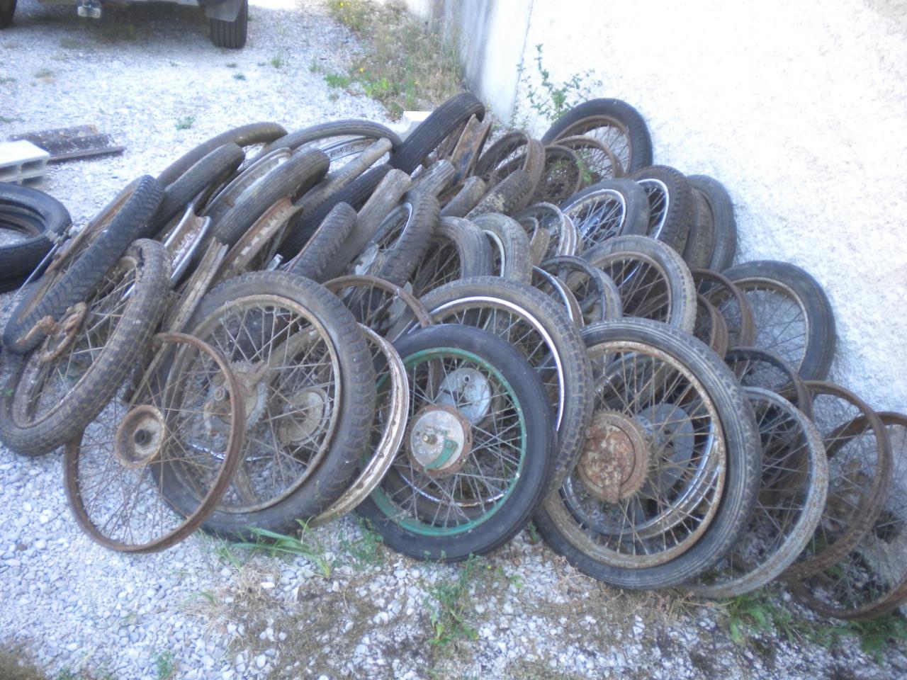Pièces LOT 45 ROUES 9 moyeux moto ancienne LesAnciennes.com