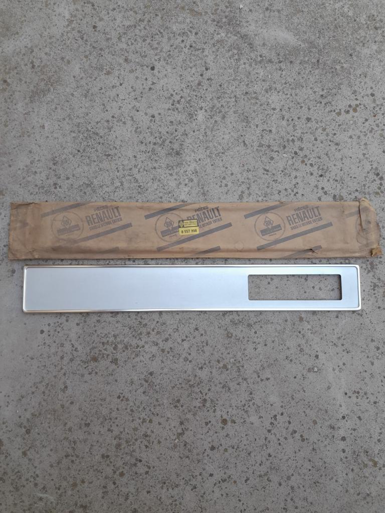 RENAULT 10 (R10) enjoliveur ar neuf LesAnciennes.com