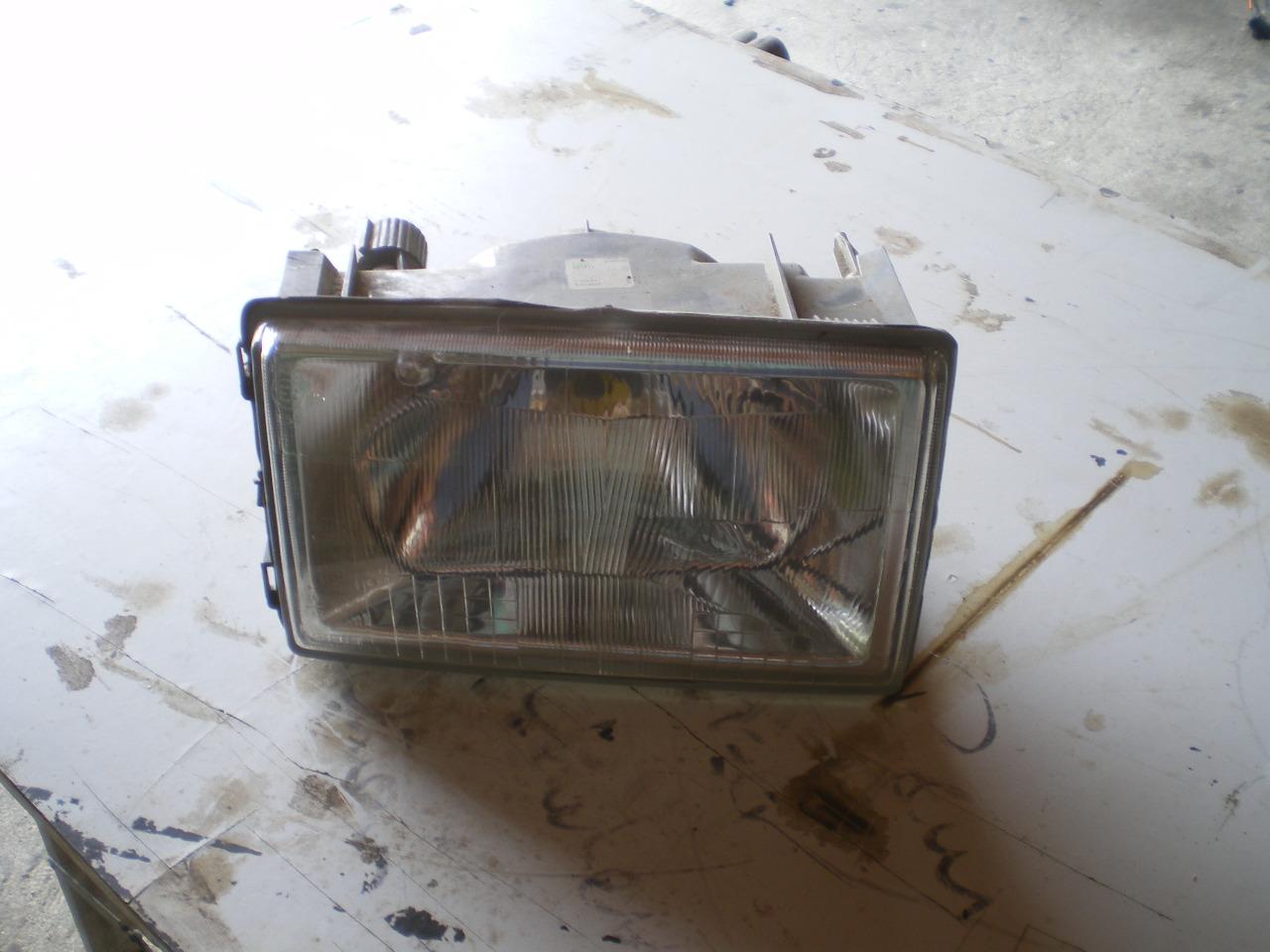 Phare RENAULT 9 (R9) phase 1 LesAnciennes.com