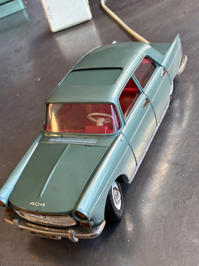 404 peugeot télécommandée .MARQUE J .F. LesAnciennes.com