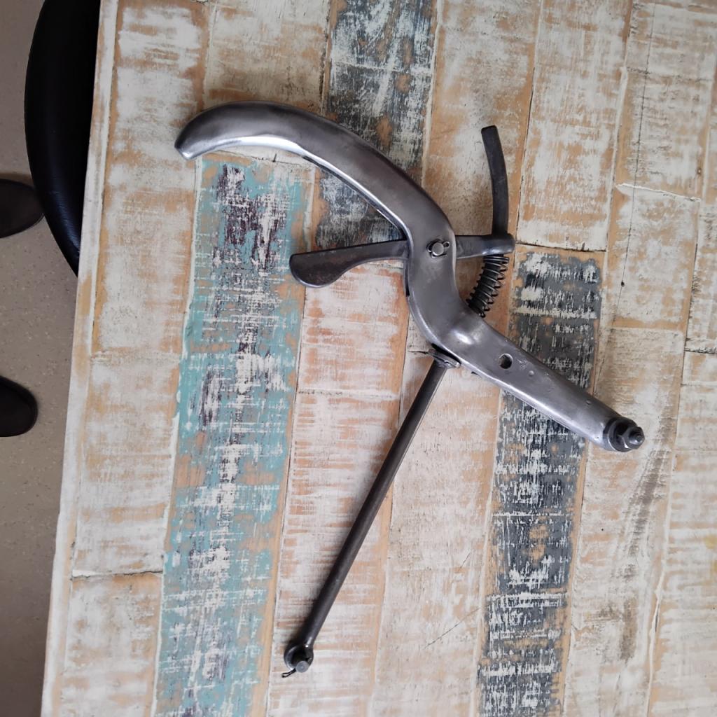 Peugeot 403, 203 poignée de freins à mains LesAnciennes.com