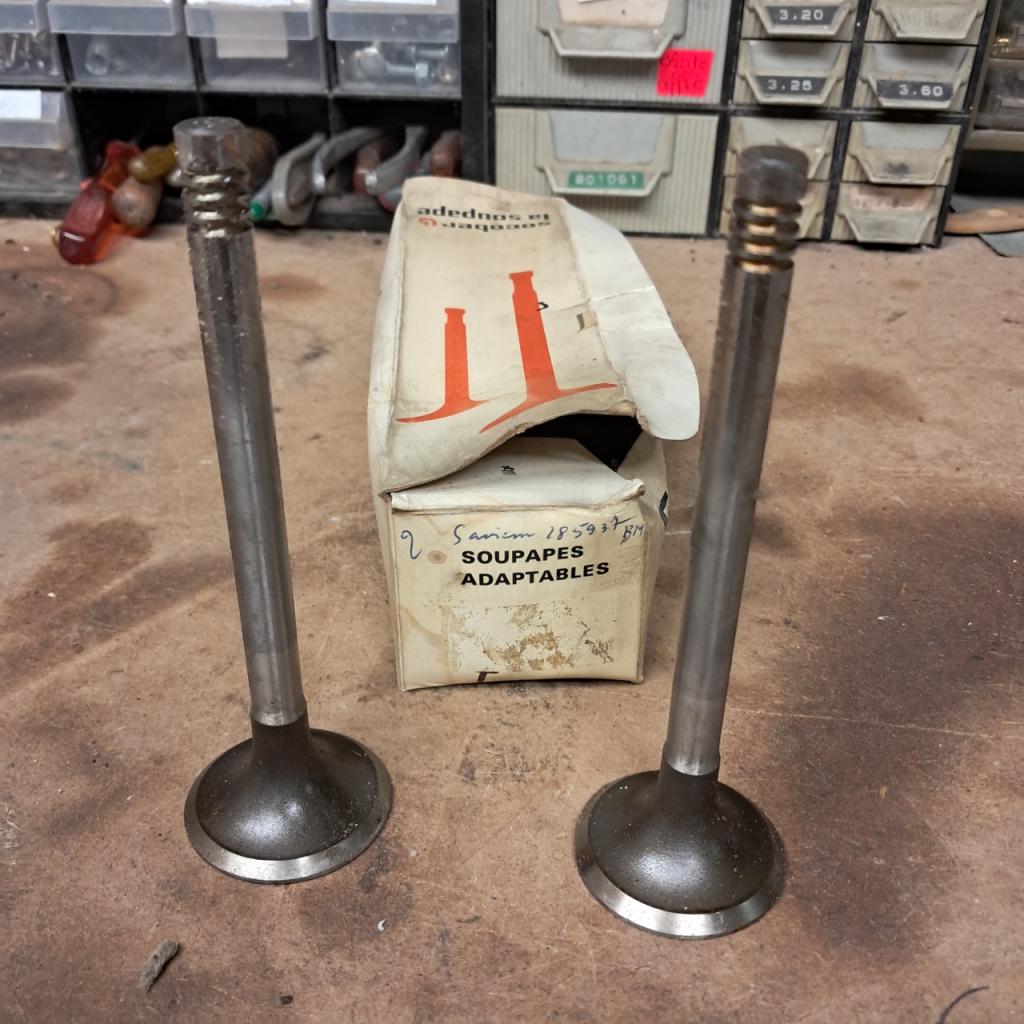 2 soupapes SAVIEM 42,7x10x139mm neuves LesAnciennes.com