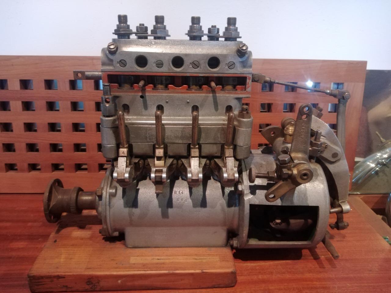 Pompe à injection didactique LesAnciennes.com