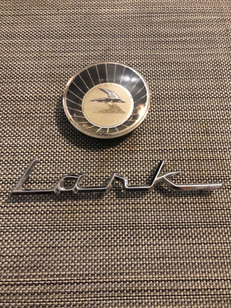 Emblème insigne logo STUDEBAKER Lark LesAnciennes.com