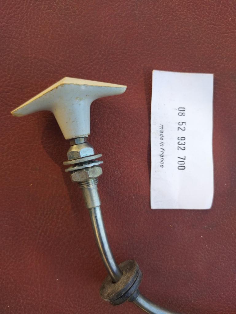 RENAULT 8 (R8) commande ouverture capot AV LesAnciennes.com