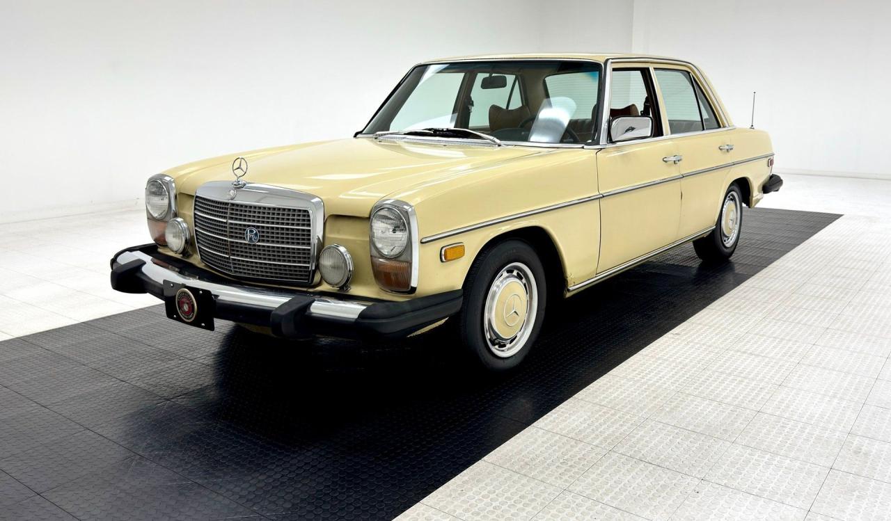 1975 Mercedes-Benz 300D Sedan LesAnciennes.com