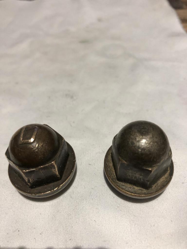 Ecrous en laiton droit LesAnciennes.com