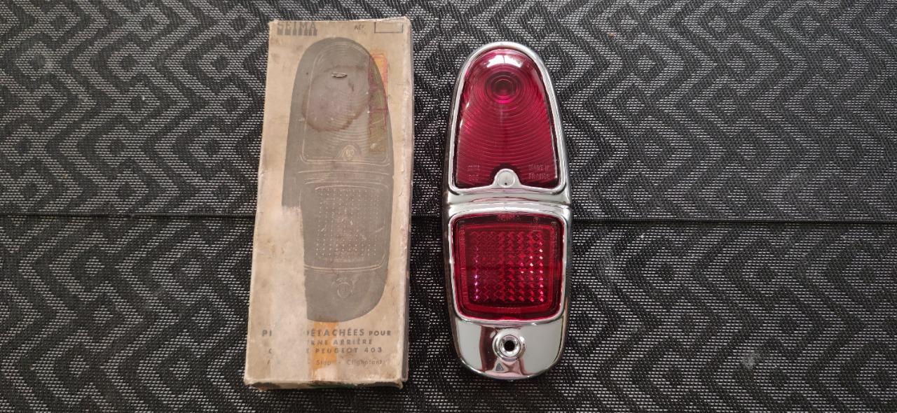 Cabochon feu arrière PEUGEOT 403 LesAnciennes.com