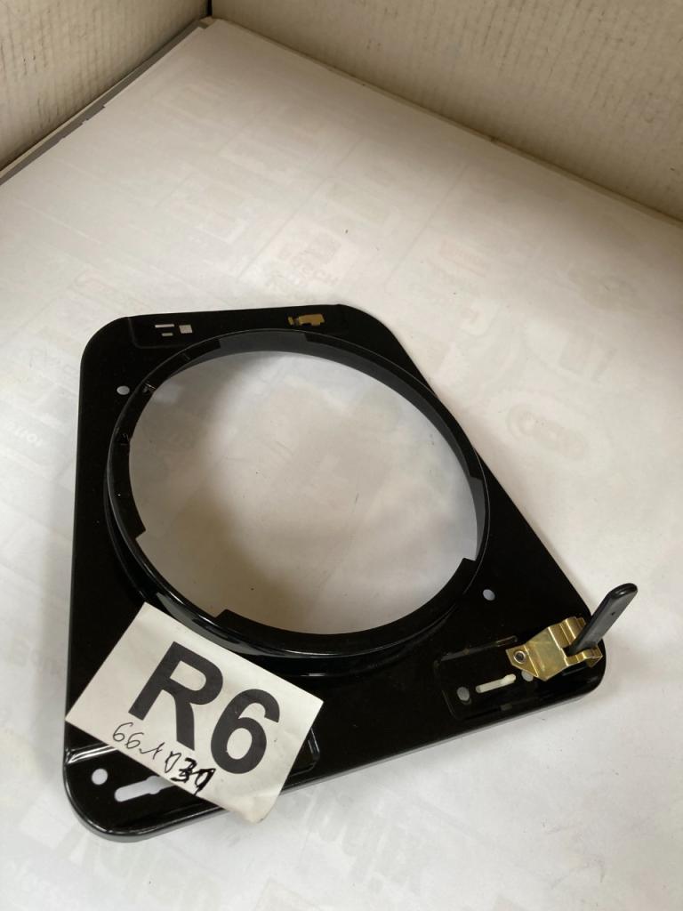 Support de phare droit neuf RENAULT 6 (R6) LesAnciennes.com