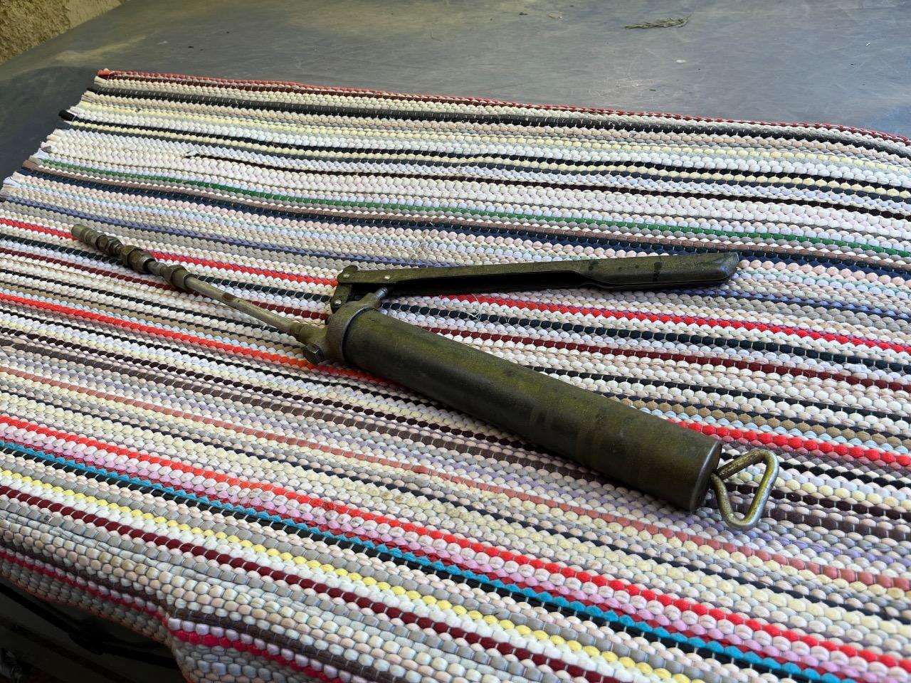 Pompe à graisse pour Citroën traction. LesAnciennes.com