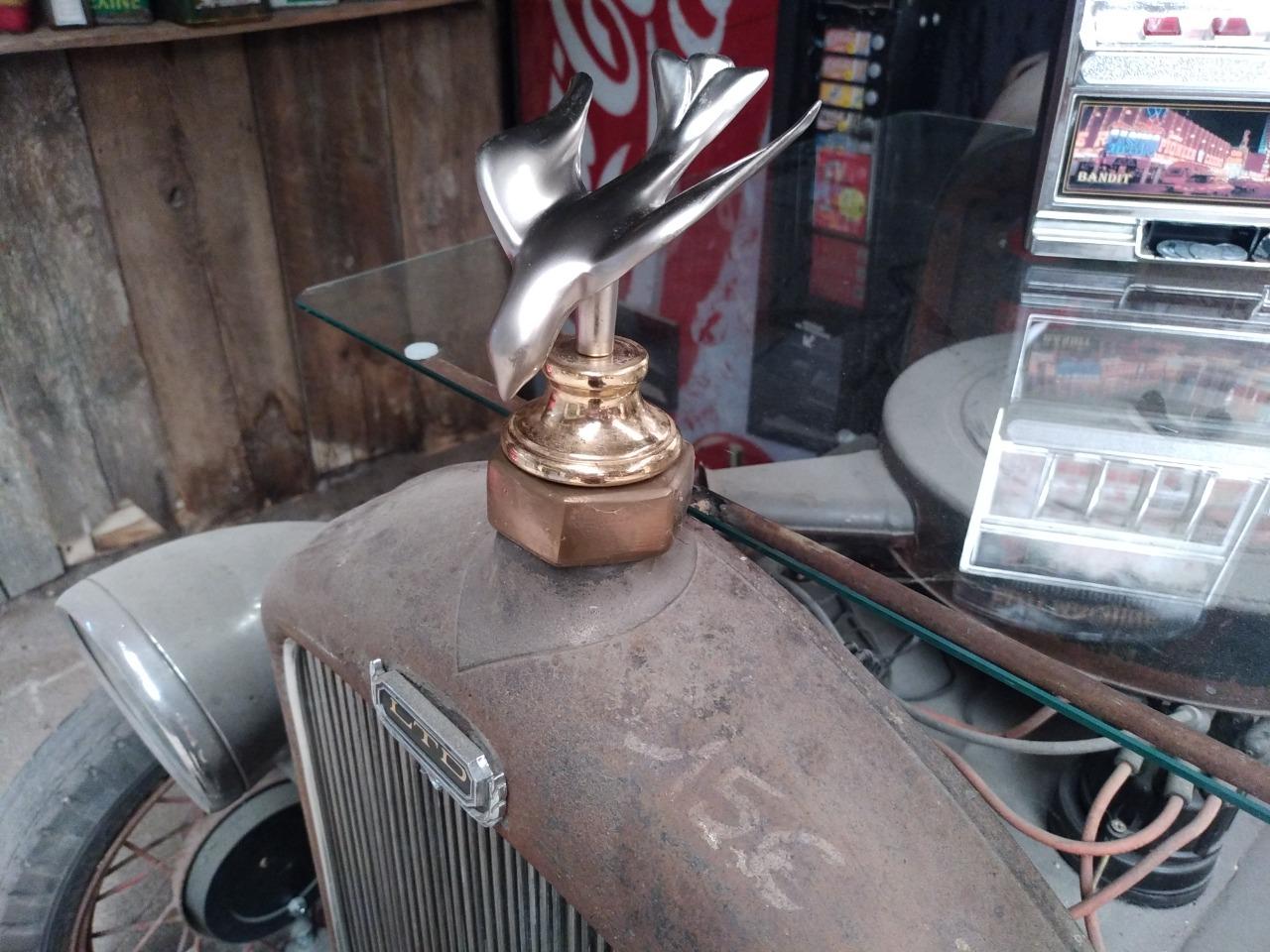 Mascotte SIMCA 5 mascotte hirondelle LesAnciennes.com