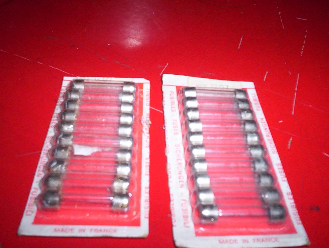 20 FUSIBLES VERRE 15A+10A LesAnciennes.com