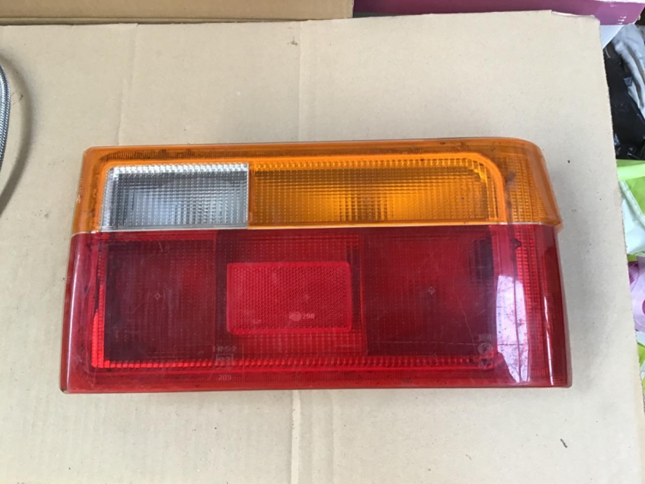 FEU ARRIÈRE DROIT RENAULT 9 (R9) LesAnciennes.com