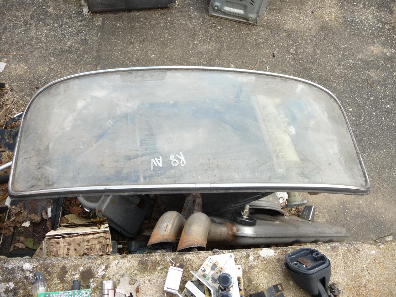 Pi RENAULT 8 PARE BRISE avec joint et jonc chromee LesAnciennes.com