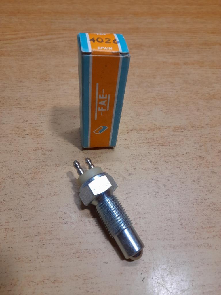 Contacteur feux de recul Ford fiesta Escort LesAnciennes.com