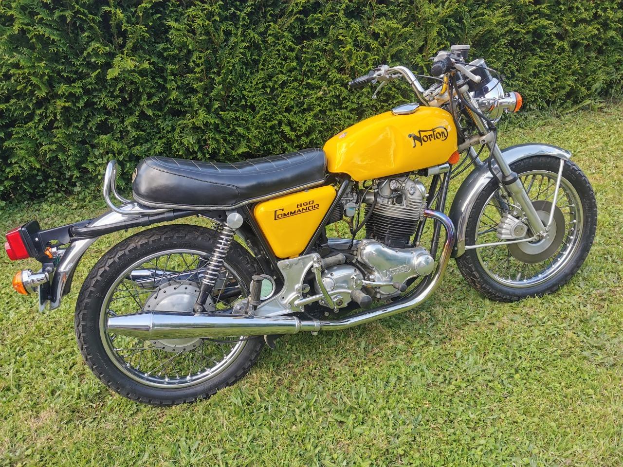 NORTON Commando 850 - 1973 LesAnciennes.com