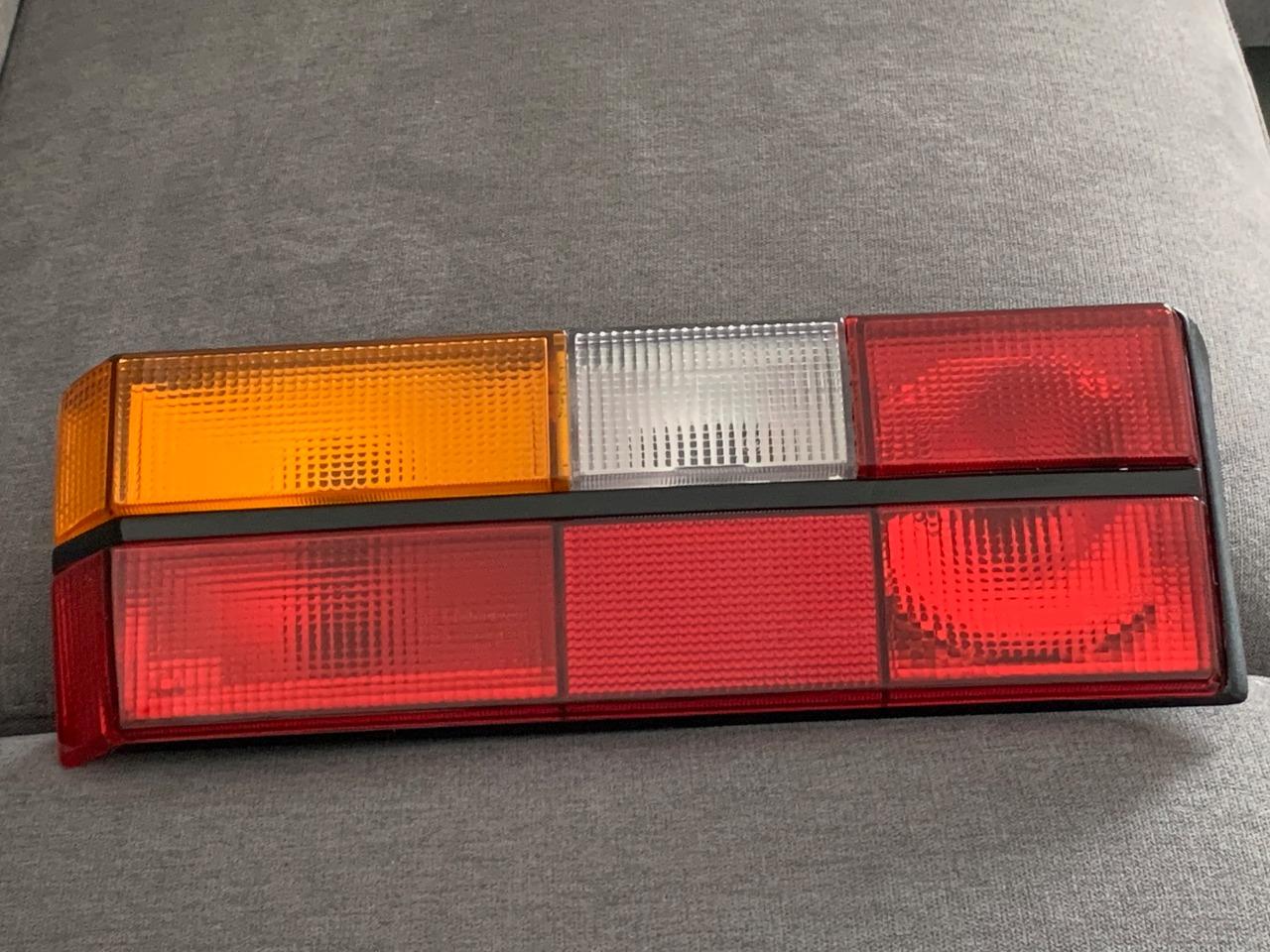 Feu arriere gauche Volkswagen Golf MK1 LesAnciennes.com