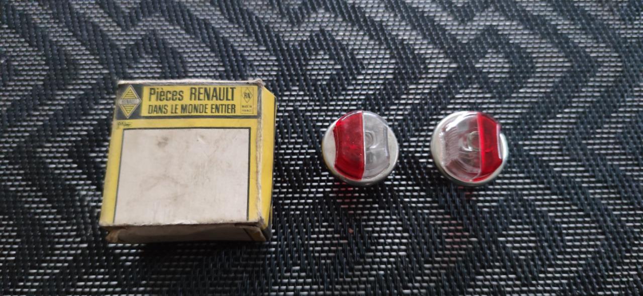 Veilleuses d'ailes avant RENAULT 4 (R4) années 60 LesAnciennes.com