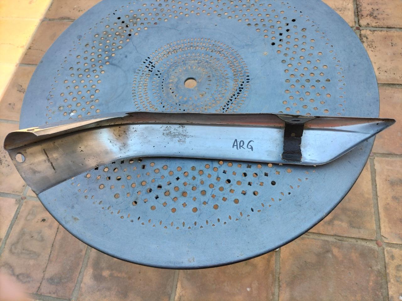 Pare choc arrière Peugeot 404 LesAnciennes.com