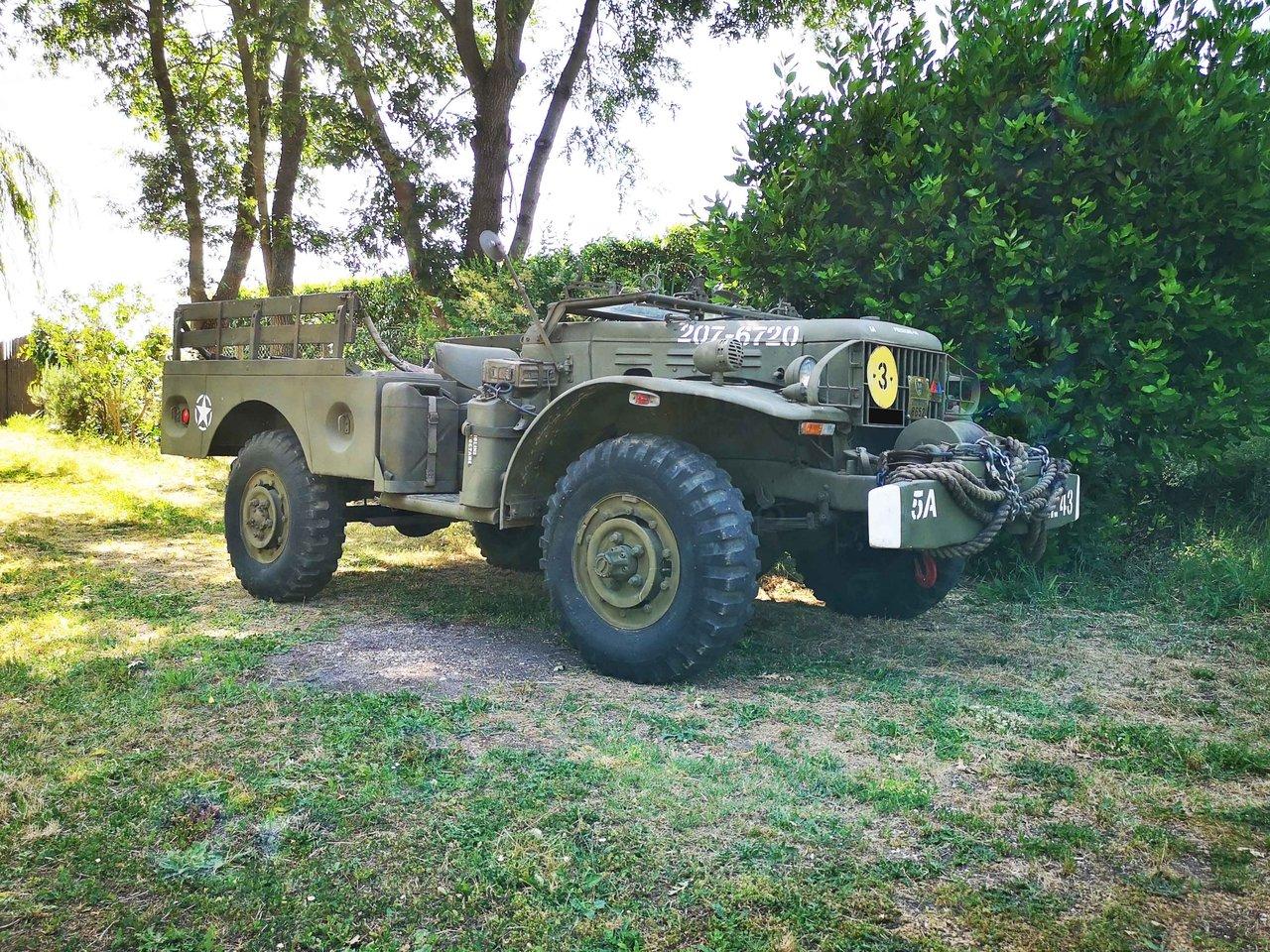 1945 Dodge Canada D ¾ APT LesAnciennes.com