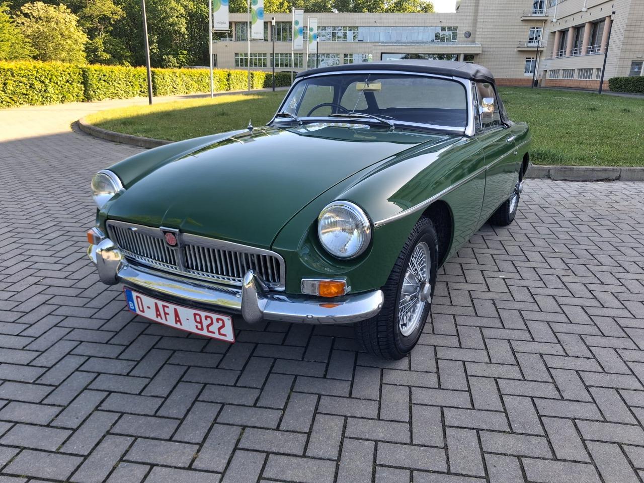 MG MGB Cabriolet Roadster - 1966 LesAnciennes.com