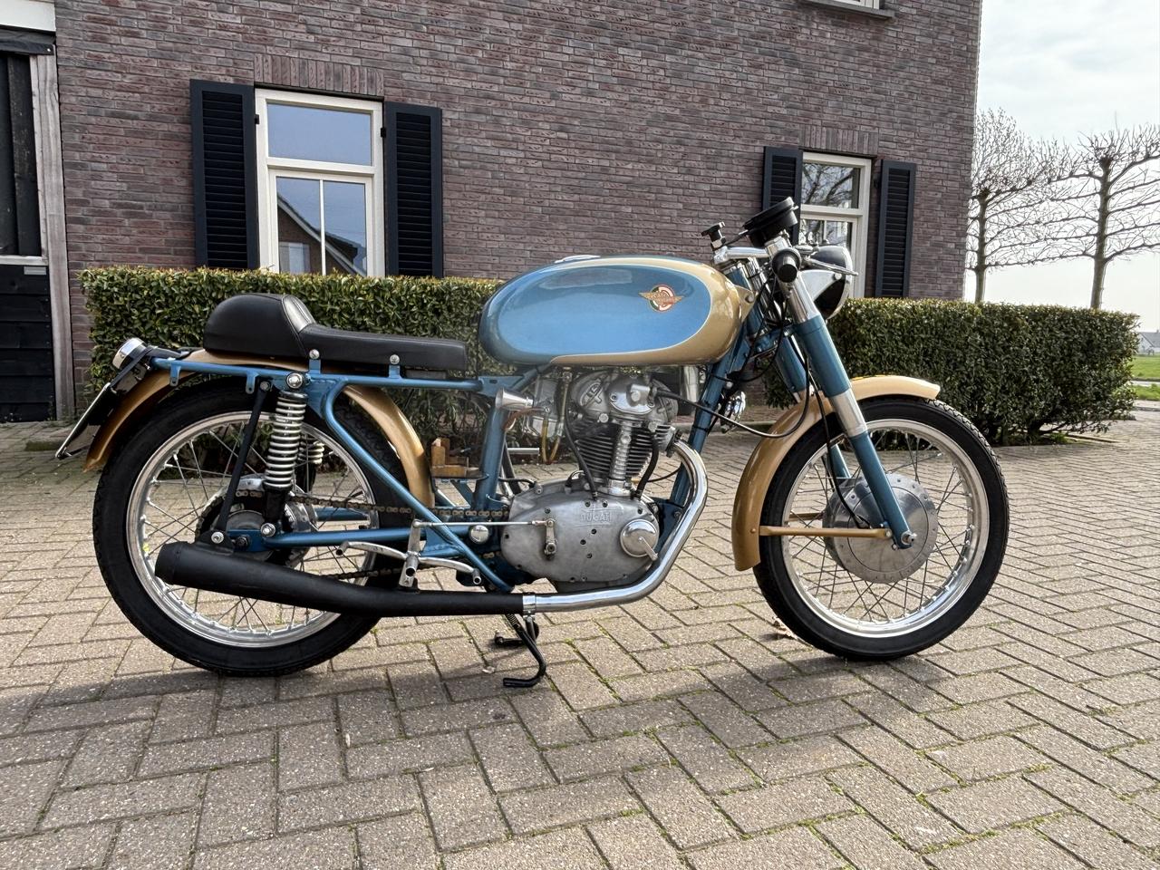 1960 Ducati 175SS LesAnciennes.com