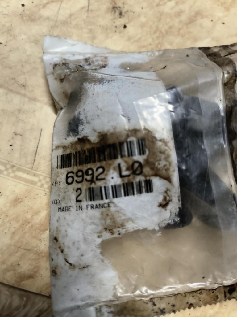 Peugeot Crochets de maintien de faisceau LesAnciennes.com