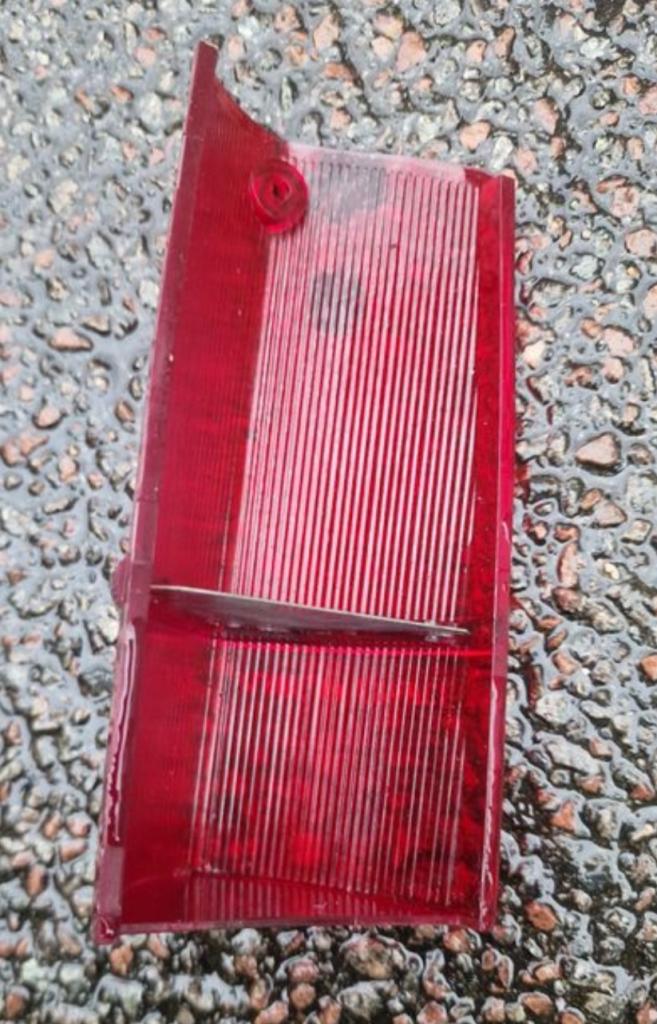 Cabochon PEUGEOT 404 berline LesAnciennes.com