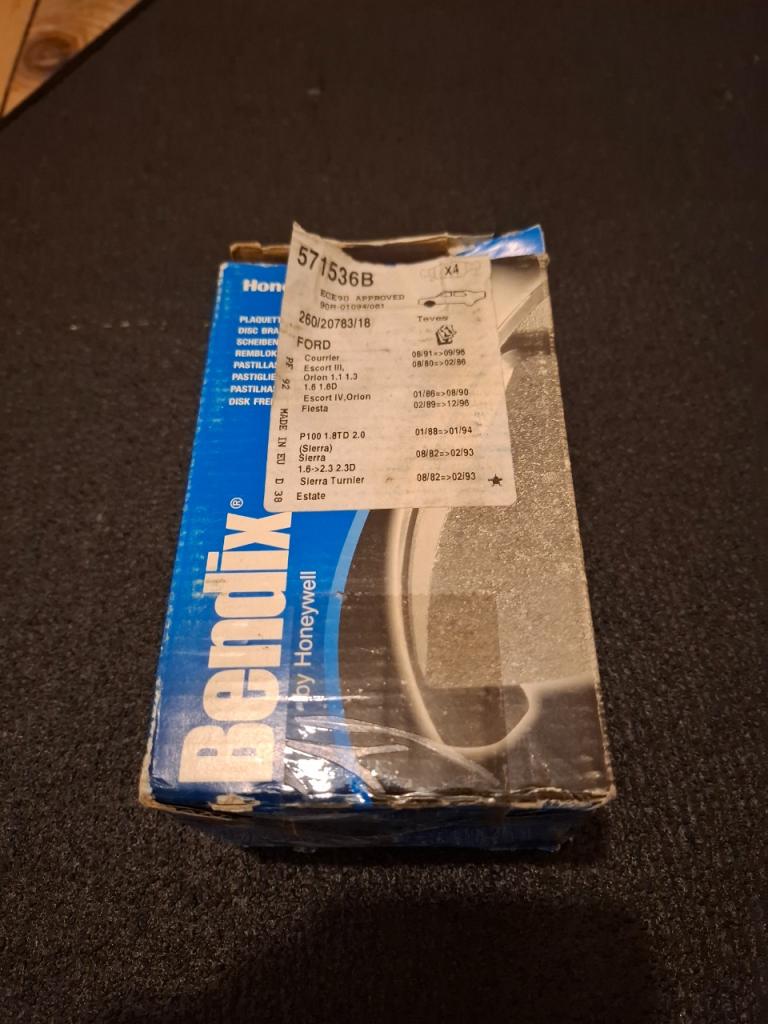 Plaquettes FORD Escort Berline LesAnciennes.com