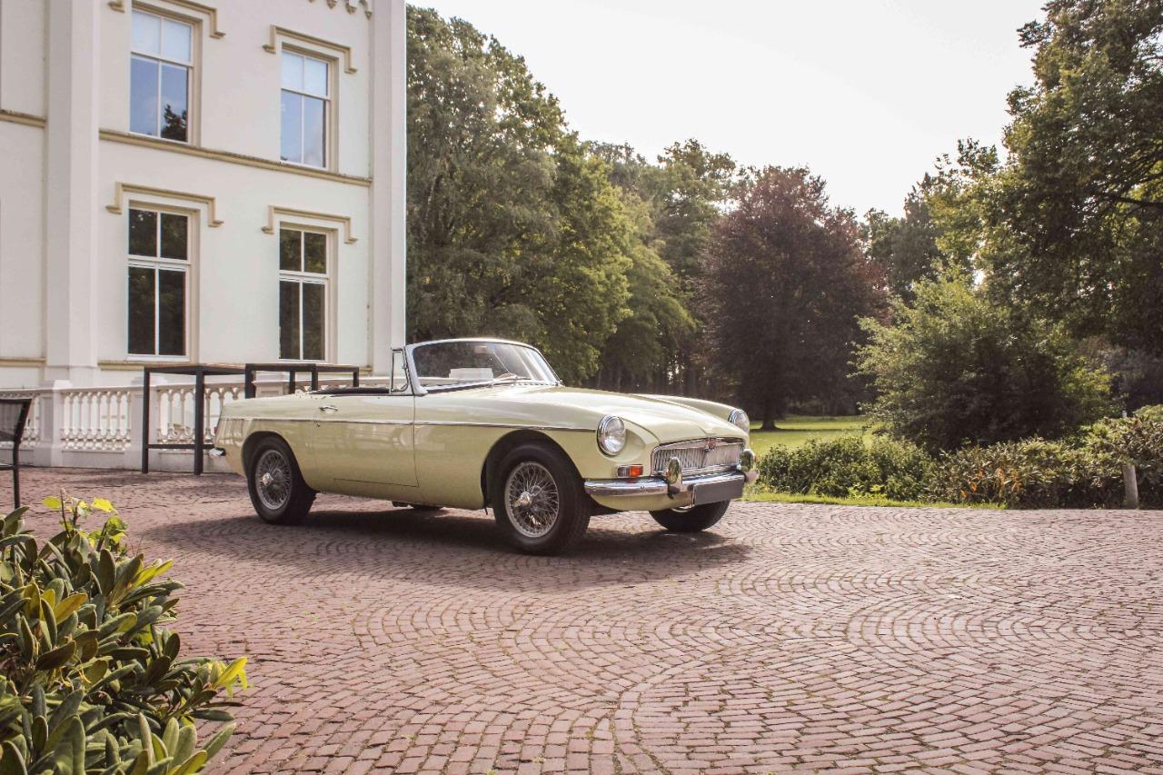 MG MGB Roadster Convertible - 1967 LesAnciennes.com