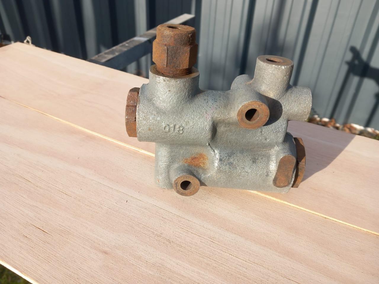 Répartiteur frein PEUGEOT 204 LesAnciennes.com