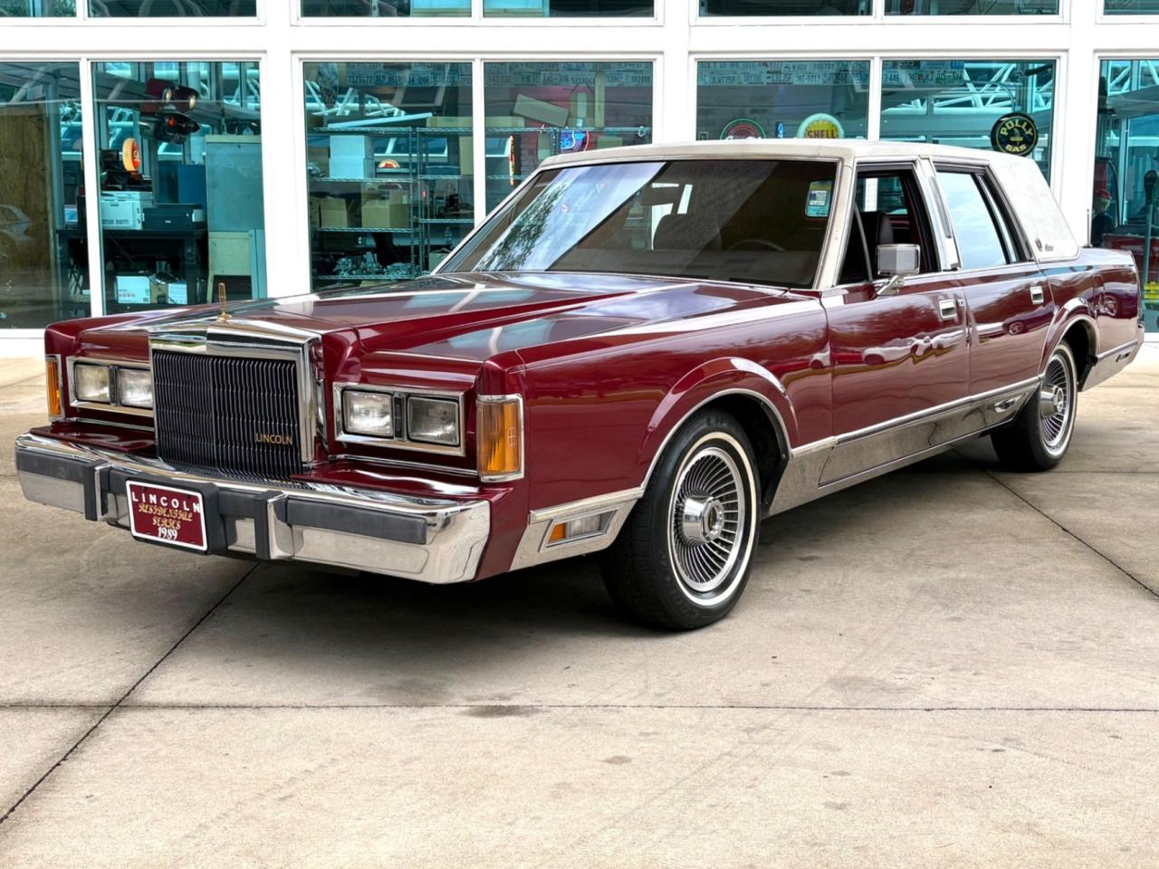 1989 Lincoln Town Car Signature Series LesAnciennes.com